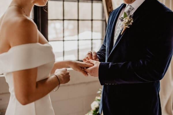 Origen de pedir la mano en matrimonio