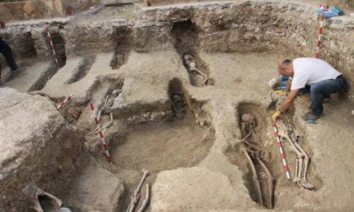 arqueologos-trabajando-ruinas-antiguas