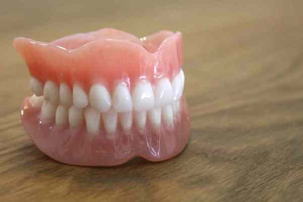origen e historia de la dentadura postiza