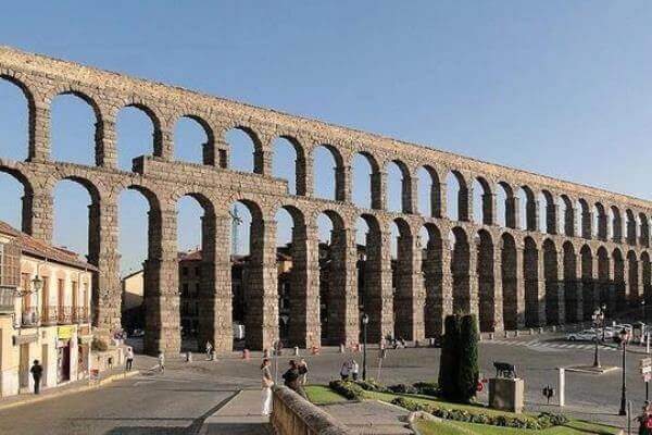Cuál fue el primer acueducto romano