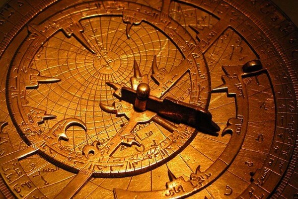 quién inventó el astrolabio y en qué año
